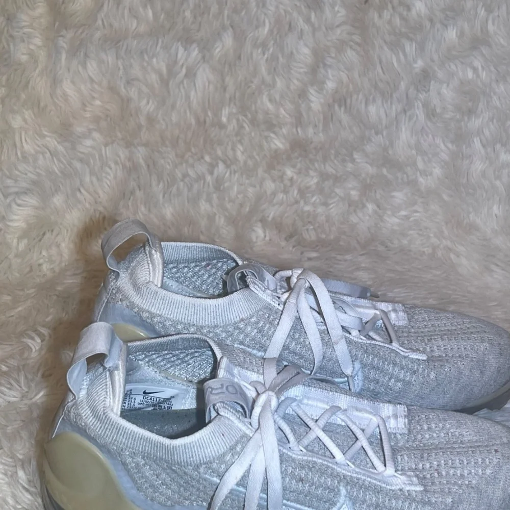 NIKEWhite & Grey Flyknit Air Vapormax 2021 Sneakers size 6.5